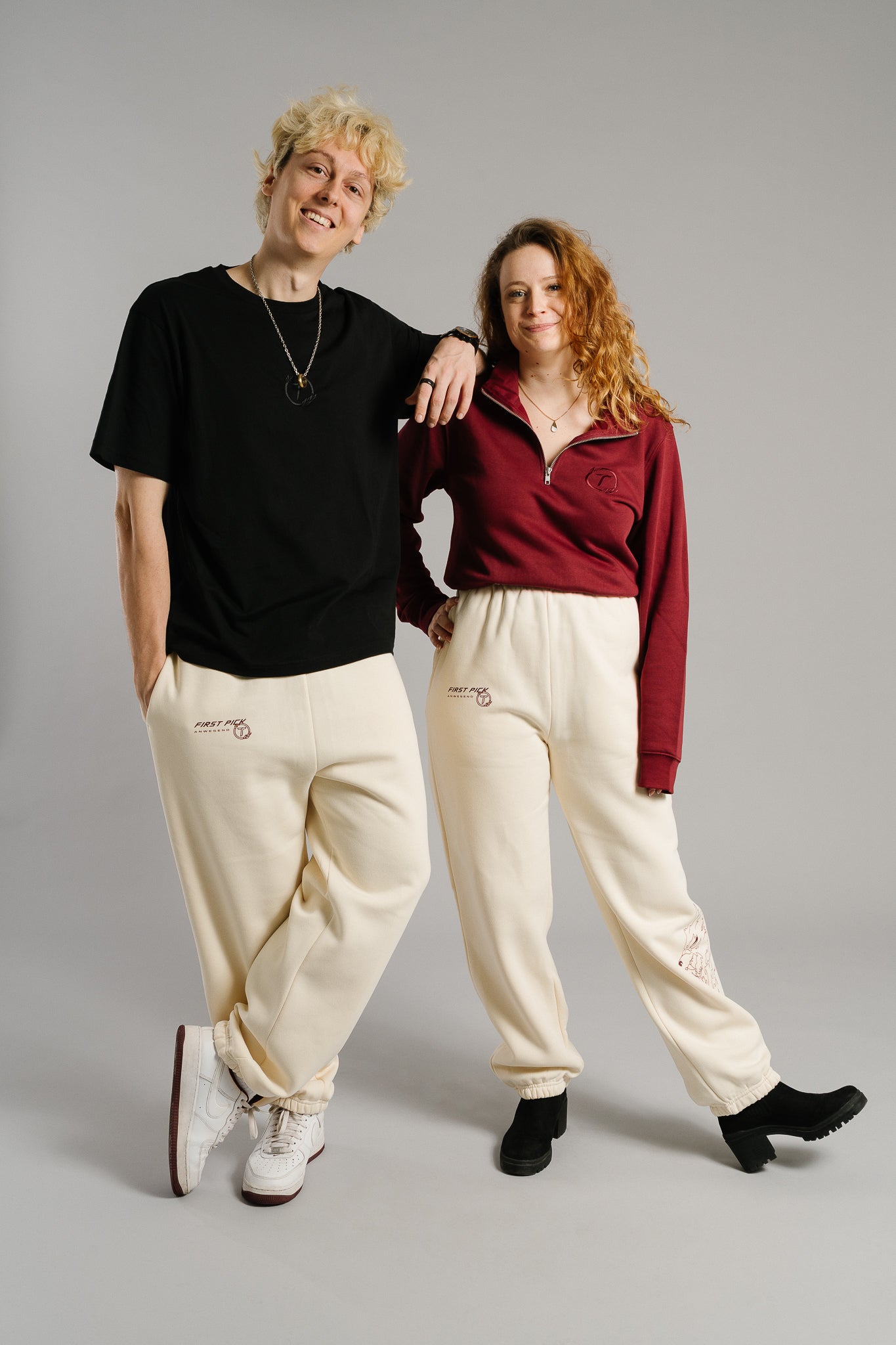 Schwarzes T-Shirt mit gesticktem Ton-in-Ton-Logo auf der Brust. Das Motiv zeigt ein stilisiertes „T“ in einem Kreis mit Lorbeerzweigen. Das Shirt besteht aus glatter Baumwolle, hat einen lockeren Schnitt und verkörpert einen cleanen, modernen Streetwear-Stil.